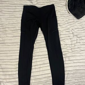 Black lulu lemon leggings with side pocket